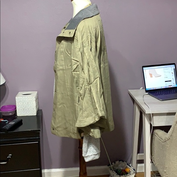 NWT Olive Button Utility Poncho Oversized Jacket - Picture 3 of 8